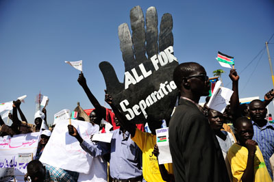 Spectators line Juba streets for Bashir's visit (Credit: Shannon Jensen)